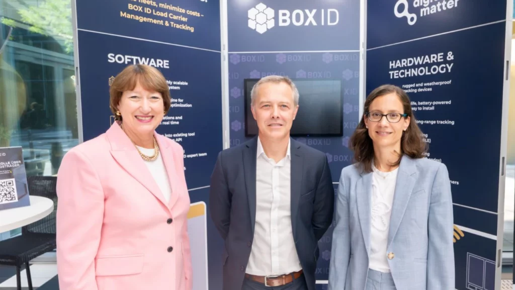 Hildegard Müller (VDA) und Matthias Piekarczyk (BOX ID) beim VDA-Mittelstandstag 2025 im Austausch über Digitalisierung und Lieferketten in der Automobilindustrie.