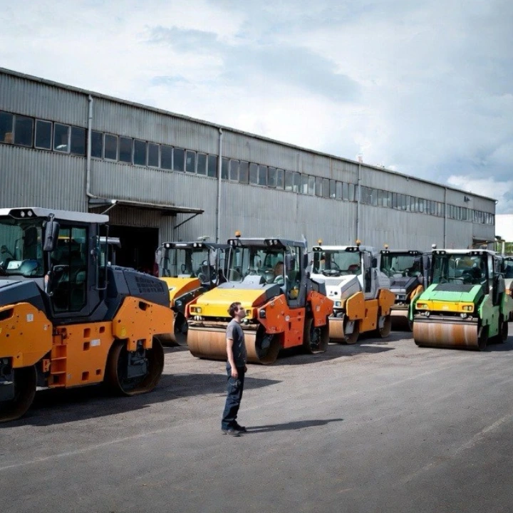 box-id_baumaschinen Die Grafik zeigt Baumaschinen im Hof eines Herstellers