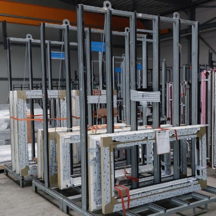 box-id_success-story_metallbau-windeck_load-carrier Mehrere Metall-Transportgestelle mit fixierten Bauteilen in Produktionshalle